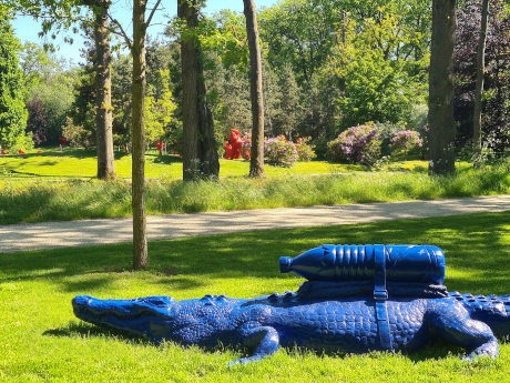 Leuchtendblaues Krokodil der Sweetlove Ausstelling in den Schlossgärten Arcen