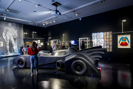 Batmobil in der Superheroes-Ausstellung im NRW Forum